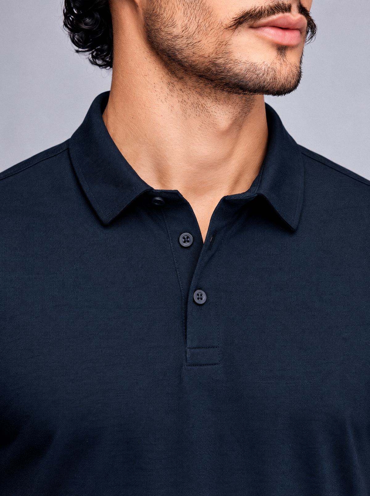 Gola da PoloTech azul marinho, de perto, com a carcela de 3 botões
