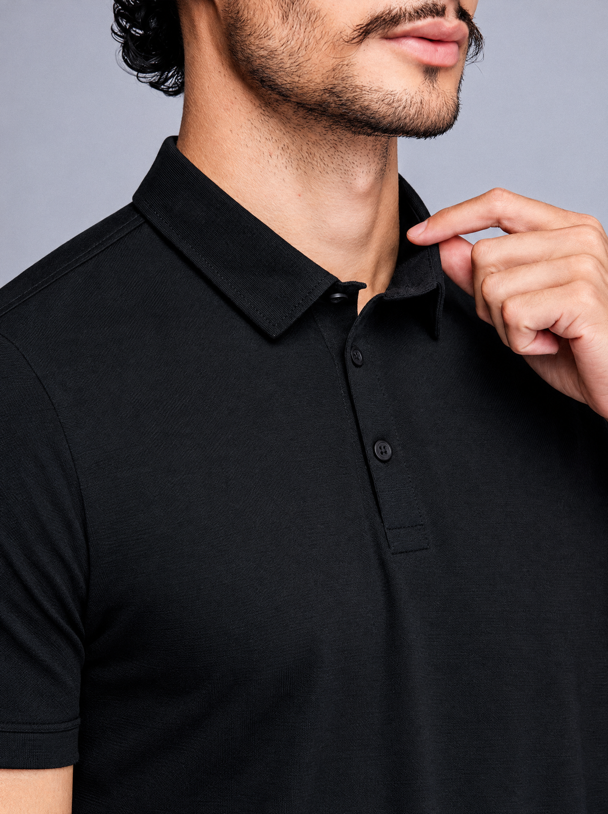 Gola da PoloTech preta, de perto, com a carcela de 3 botões