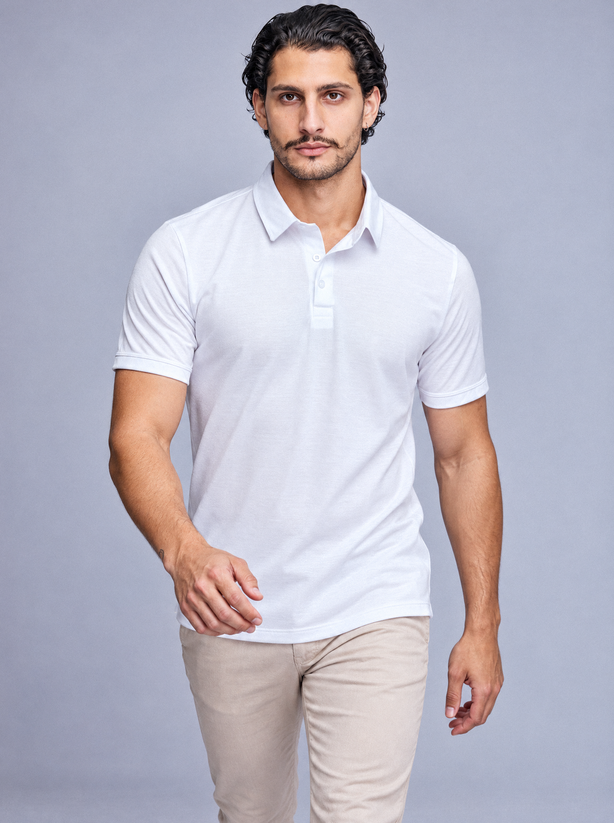 Homem caminhando com a PoloTech branca, corpo inteiro, fundo cinza de estúdio